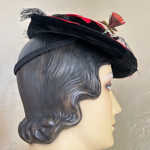 IMPOSING 1930's BLACK VELOUR TILT HAT COVERED IN RED/BLACK FEATHERS + VEIL - Picture 8 of 12